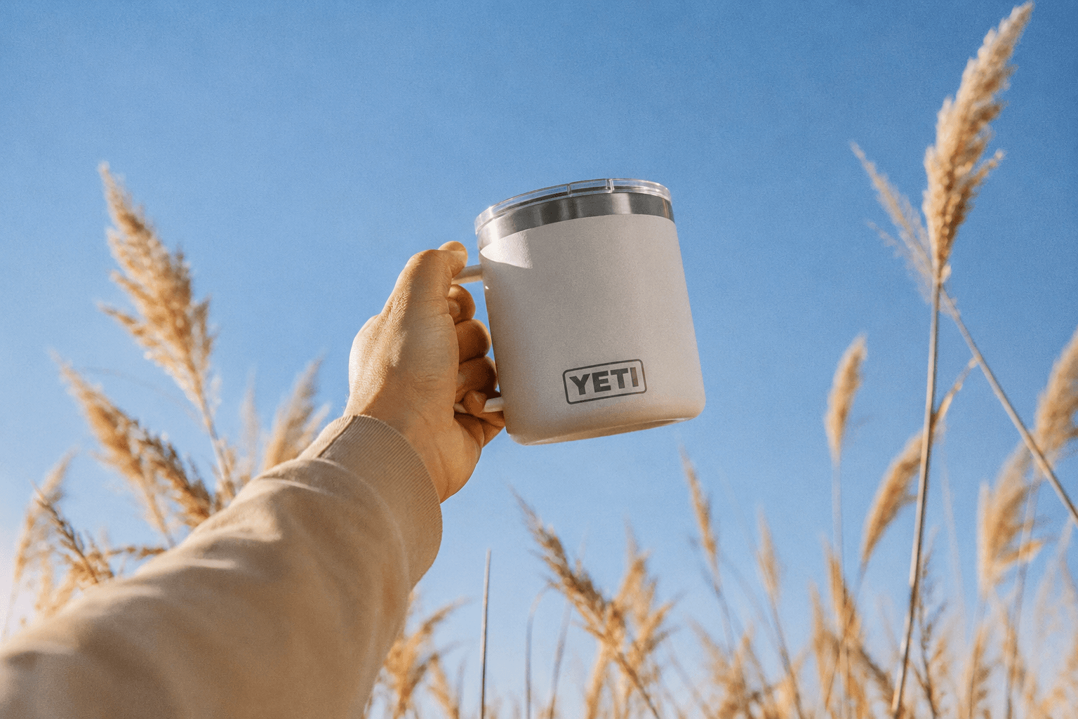 Mug YETI contra el cielo